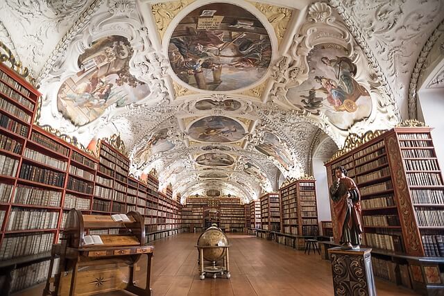 אחת האטרקציות הכי מעניינות במנזר סטרהוב זוהי הספריה העתיקה